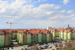 Osiedle mieszkaniowe we Wrocławiu, sky tower i dźwig na budowie.