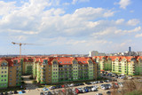 Fototapeta  - Osiedle mieszkaniowe we Wrocławiu, sky tower i dźwig na budowie.