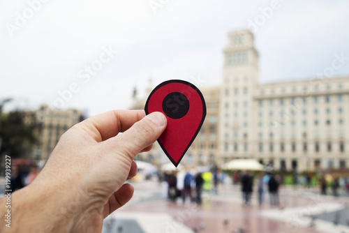 Obraz Dibond mężczyzna z czerwonym markerem w Placa Catalunya, Barcelona.