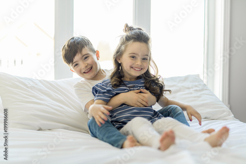 Brother And Sister Having Fun Together On Bed Kaufen Sie