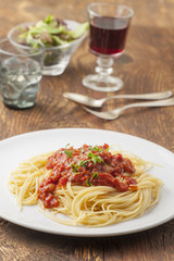 Wall Mural - Spaghetti mit Tomatensauce auf einem Teller