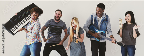 People together enjoying music Obraz na płótnie