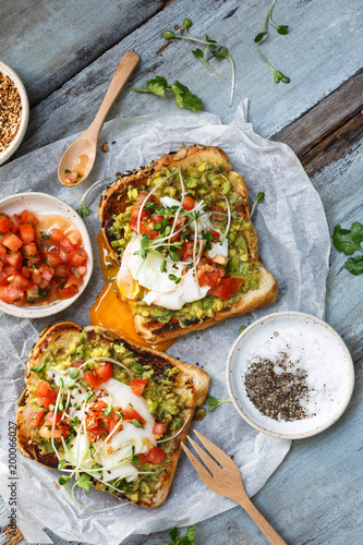 Toast Ou Tartine De Pain Grille Al Avocat Oeuf Poche Salade De