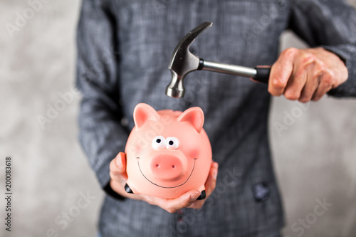 Fotografía Man holding a piggy bank