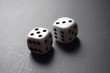 © Gabrieuskal - Par de dados sobre fondo negro.