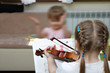 Mała dziewczynka gra na skrzypcach z nut.