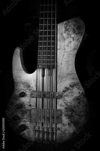 gitara-basowa-w-studio-muzycznym-czarno-biala-inspirujaca-grafika