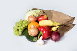 Fototapeta Kuchnia - Warzywa i owoce w torbie