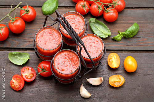 Zdjęcie XXL Pomidorowy sok z warzywami i basilem na drewnianym tle