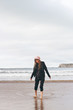 © nanihta - Mujer joven disfrutando de un día de playa con la playa vacía en otoño