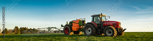 Fotografía Traktor mit Anhängespritze beim Pflanzenschutz, Banner