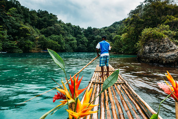  Bambusowa przejażdżka w niebieskiej lagunie na Jamajce