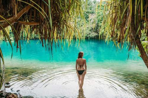 Eine junge Frau in Blue lagoon auf Jamaika Tableau sur Toile