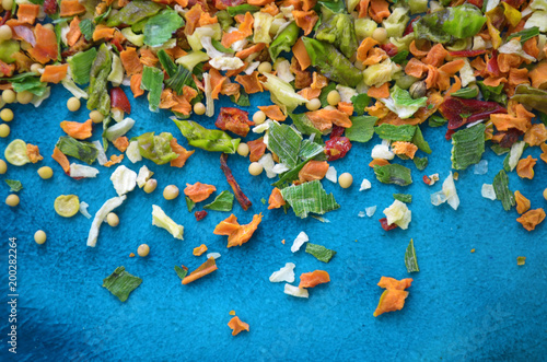 Zdjęcie XXL Pikantność 10 różnych warzyw na niebieskim tle