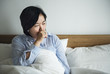 © Rawpixel.com - A woman coughing on the bed