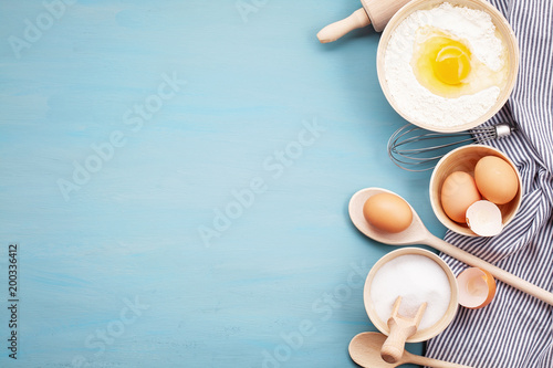 Fotografía Baking utensils and cooking ingredients for tarts, cookies, dough and pastry