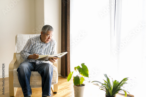 読書をしているシニア男性 Adobe Stock でこのストック画像を購入して 類似の画像をさらに検索 Adobe Stock 読書をしているシニア男性 Adobe Stock でこのストック画像を購入して 類似の画像をさらに検索 Adobe Stock
