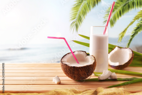 Plakat Kokosowy mleko w owoc i szkło na plaży