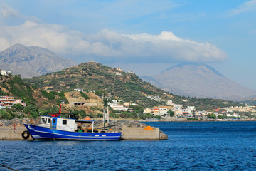 Wall Mural -  Bateau dans le port de pêche de Plakias en crète