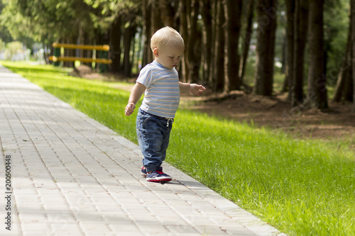 when a baby boy should start walking