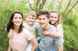 © drubig-photo - Familie erholt sich im garten