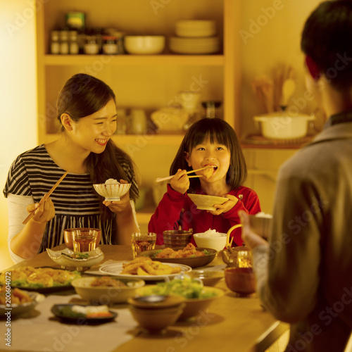 夕食を食べる家族 Stock Photo Adobe Stock 夕食を食べる家族 Stock Photo Adobe Stock