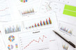 © takasu - ビジネスチャートとボールペン
