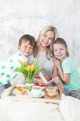 Wall Mural - Mother´s Day - children surprise their mum with breakfast in bed