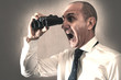 © Photobeps - uomo d'affari che guarda con un binocolo
