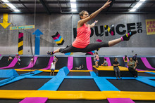 Mädchen, das auf Trampoline springt Kostenloses Stock Bild - Public ...