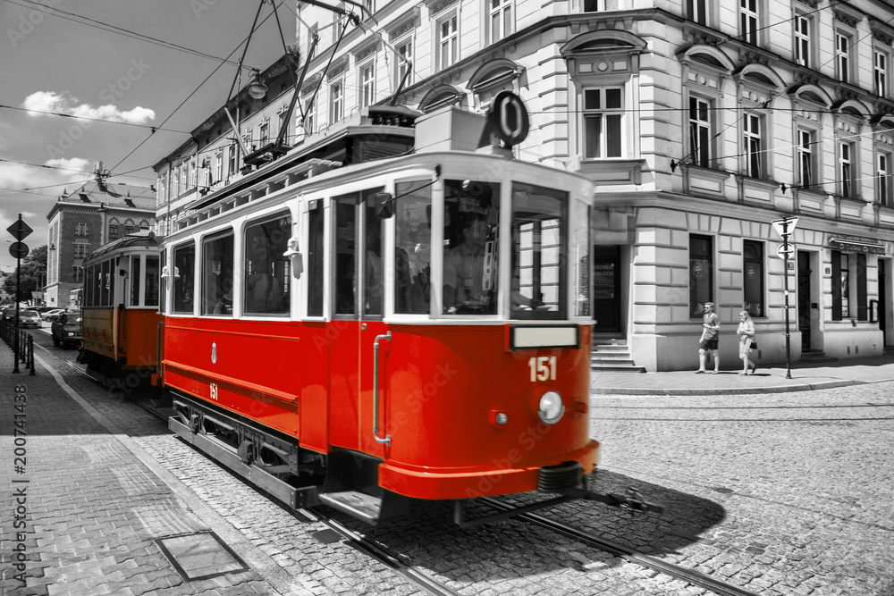 Stary zabytkowy tramwaj w królewskim mieście Kraków w Polsce - obrazy, fototapety, plakaty 