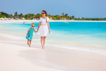 Sticker - Mother and daughter at beach