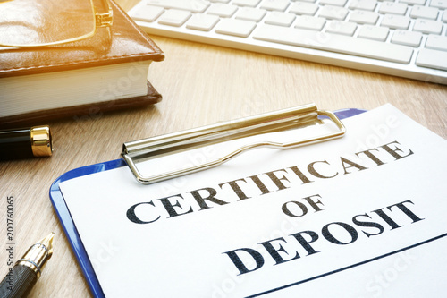 Fotografía Certificate of deposit and pen on a desk.