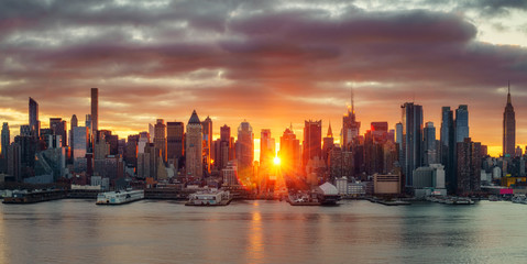 Fototapete - Cloudy sunrise over Manhattan, New York
