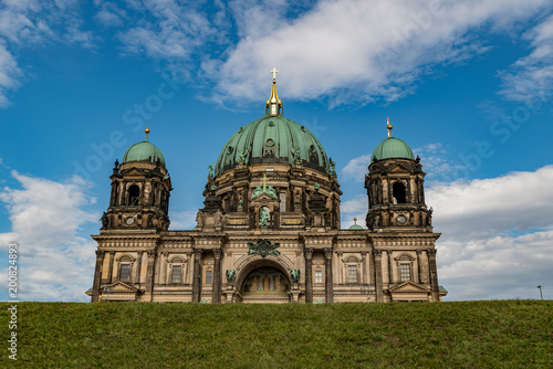 Photo The cathedral of Berlin with a meadow in front
