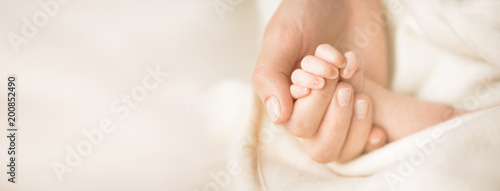 Fotografía Female hand holding her newborn baby's hand