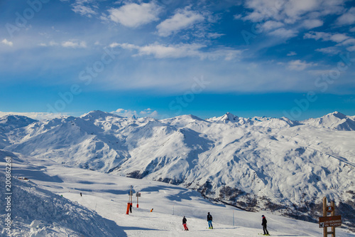 Fotografía Picturesque view snowy mountain peaks panorama, Les Menuires ,Alps, France, ski