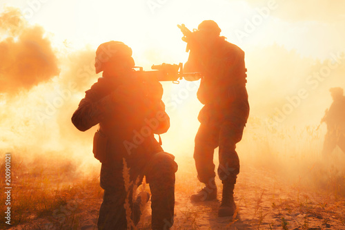 Dekoracja na wymiar  us-marines-w-akcji-sprzet-wojskowy-helm-wojskowy-barwy-wojenne-przydymiona-brudna-twarz-rekawice-taktyczne-akcja-militarna-pustynne-pole-bitwy-granaty-dymne