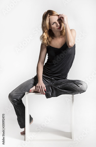 Fotomural Donna seduta con mano tra i capelli rossi