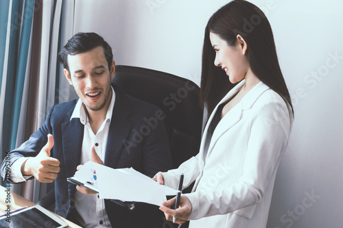 Fotografía Boss is giving compliment to female worker