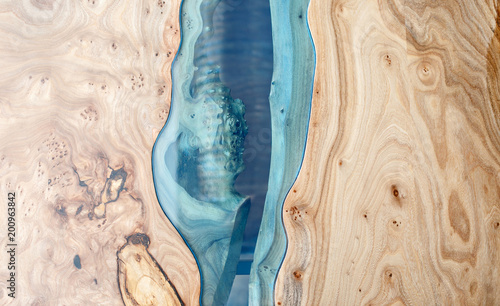 Tapety Loftowe  tekstura-drewnianego-stolu-z-zywica-epoksydowa-widok-z-gory-na-drewno-na-tle
