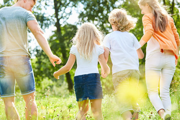 Wall Mural - Familie und Kinder in den Sommer Ferien