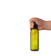 zielona butelka piwa w dłoni