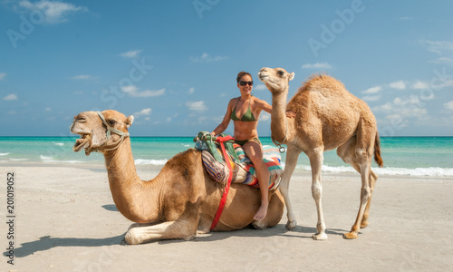 Fotomural Pretty Young Woman Sitting on a Camel