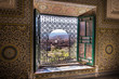 Fenster eines islamischen palast mit Blick auf eine alte Stadt in Marokko