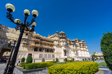 Fototapete - Udaipur city palace in sunny day.
