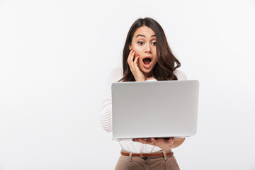 Canvas Print - Portrait of a shocked asian businesswoman