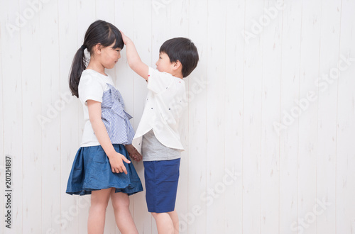 頭をなでる子供 Stock Photo Adobe Stock 頭をなでる子供 Stock Photo Adobe Stock
