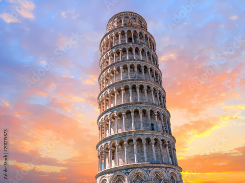 Fotografía pisa leaning tower close up detail view at sunset
