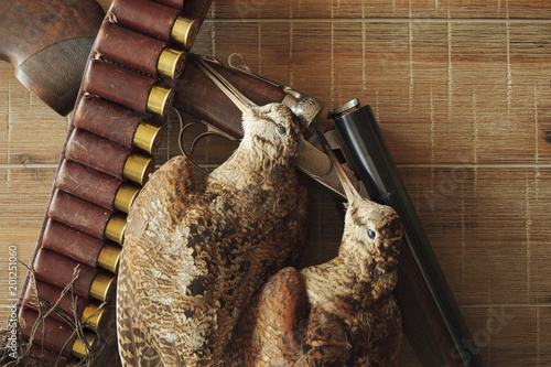 Fotografía Hunting trophies and equipment lie он wooden board